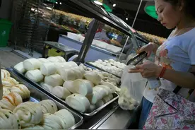 如果只给你十块钱，你会选择吃以下哪种食物度过一天？我选第三个图片