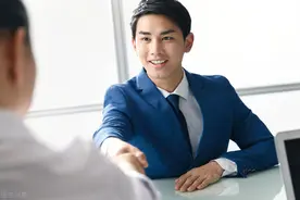 面试官：“用”字加一笔是什么字？学神答不出，学渣小伙机智作答图片