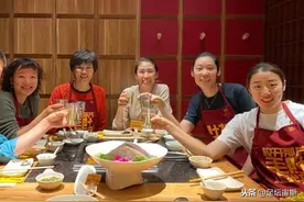 6人聚餐！郎平母女约朱婷姚迪吃火锅，朱婷给恩师夹菜 师徒情深图片