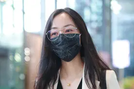 街拍：韩雪穿短西装配时尚短裤搭运动鞋，尽显简约休闲图片