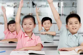 孩子上学总坐最后一排，宝妈生气到校质问，班主任的回答让人服气图片