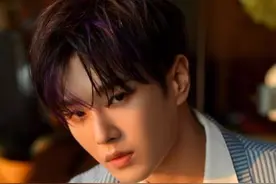 李汶翰清新条纹西服搭配白色衬衣，彰显少年温柔诠释洒脱魅力图片