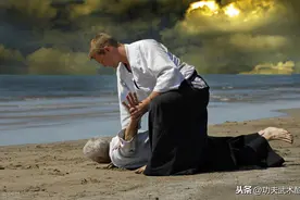 （动画+图文）合气道防身术1：轻松摔倒敌手并重创其要害图片