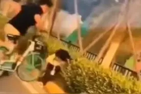 女子当街用自行车撞击并掌掴女童？西安网警通报：这是亲妈干的图片