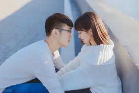 故事：相亲中途我去洗手间，出来发现暗恋多年男神在门口堵我图片