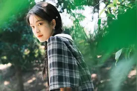 张雪迎发型选对了！双麻花辫配格纹连衣裙清纯温柔，笑起来很治愈图片