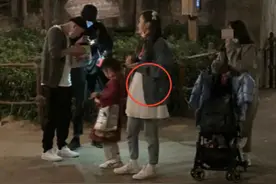 怀二胎？网友偶遇包贝尔一家，包文婧小腹隆起还穿平底鞋图片