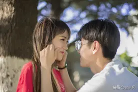 牵手，比心，夕阳下，你认为哪些画面像极了爱情？图片