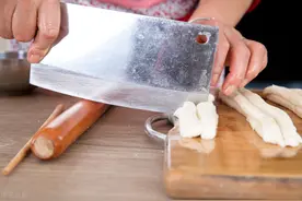 用了十多年菜刀，才知道刀上的圆孔，原来有这4个妙用，太实用了图片