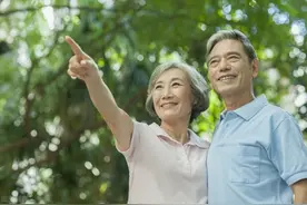 一家人聚餐，小儿媳一怒之下掀翻了饭桌，而我却觉得她干的漂亮图片