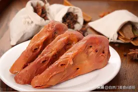 先腌再卤最后焖，三道工序巧妙结合，做成爆款辣鸭头图片