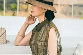 35+的发胖女人别穿“面布袋”，学三木妈这样穿，减龄又有气质图片