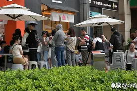 陈大妈卖水果果冻，一年赚30万，自制每天一小碗，清爽过三伏天图片