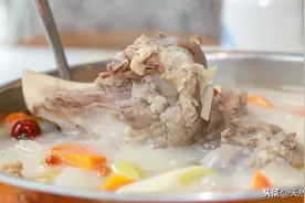 炖骨头汤用热水还是冷水，两者区别很大，用对方法汤鲜味美图片