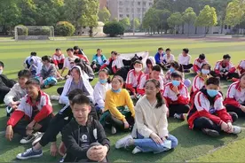 校园草坪上的故事图片