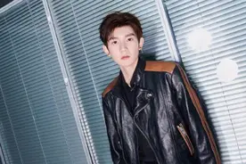 王源“唱过夏天”演唱会造型穿着CELINE简洁黑色系穿搭，越来越刚图片