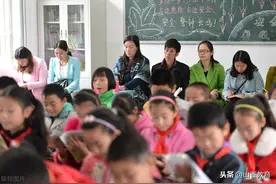 乡村教师“不愿”去县城教学的三个原因，凸显县城教师的无奈图片