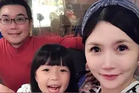 43岁台湾退役空姐，艰难顺产转剖腹，最后决定随爸爸入籍内地图片