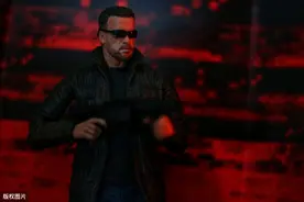 小姐姐抡大锤的手法，高尔夫一定打的不错哦图片