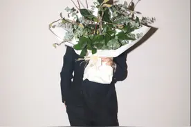 邓超送白玉兰花安慰孙俪，而当她走出演播厅的那一刻看到的更感动图片