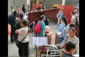 小升初学生被要求自带床板上学引热议 官方通报：校长停职处理图片