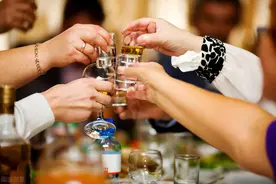 糖尿病人能喝酒吗？红酒呢？聊聊酒对糖尿病人有什么影响图片