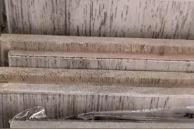 业主清理地板废料时意外看到一个细节，朋友看后揭穿其中猫腻图片
