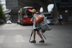 曾经风光的二哥，如今车场拄拐收费！看看他的生活，就知道原因图片