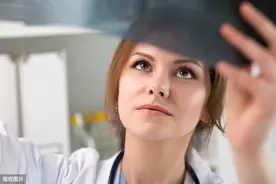 得了癌症，生死是个未知数，女朋友愿意一直陪着，应该怎么做？图片