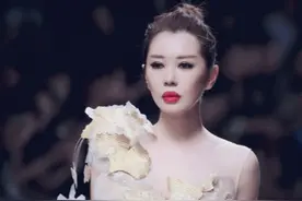 余男这身“玻璃裙”真是绝了，正面看太平淡，但侧身时却让人脸红图片