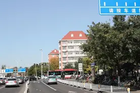 红桥北大街与光荣道交口通行提示：自南向北主路右转看灯、辅路右转不受灯控图片