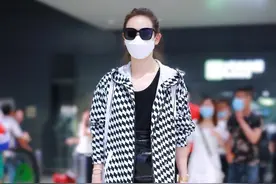 戚薇扎马尾戴口罩墨镜，一身黑白配穿搭时髦洋气，尽显贵妇气质图片