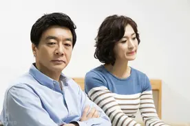 三个45岁女人含泪诉说，千万不要偷看老公手机，除非你不想过了图片