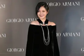 大S真是精致，穿一字肩上衣还要戴个假领子，气质成熟有魅力图片