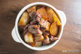 天冷犯懒做饭发愁？好吃好看简单下饭，萝卜烧肉3步10分钟上桌图片