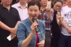 宋祖英放下明星架子，穿牛仔衣配七分裤街头献唱，太像广场舞大妈图片