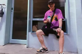 83岁潮流大爷，因个性减龄穿搭走红，时尚感爆棚秒杀23岁孙子图片