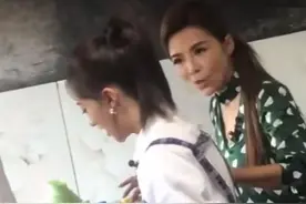 46岁央视主持人朱迅接地气，亲自下厨房帮村民做饭，穿朴素围裙图片