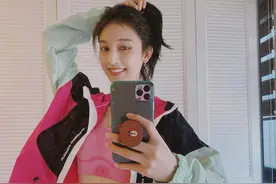 太豪！张俪晒马甲线秀火辣身材 钻石脐环抢镜图片