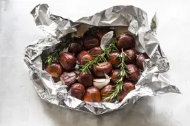 锡纸烧烤会中毒吗，家用锡纸，很多人都用反了，正确用法是这样的图片