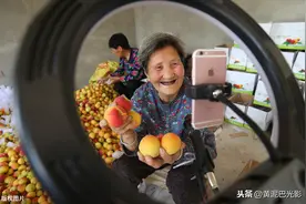 农村8旬老太给孙子“打工”，结果成了“女主播”，看啥魅力图片