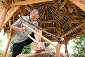 68岁老汉疫情间，闲得慌，纯手工给小区建6角木凉亭，看啥样图片