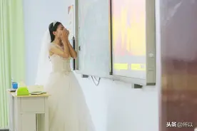 毕业照+婚纱照 河北初中毕业班老师穿婚纱和学生拍毕业照图片