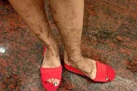 女子给狗洗完澡后，看了看自己的腿觉得太man了：谢谢你们的狗毛图片