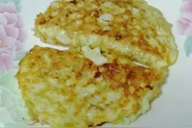 夏天早餐不用愁，家常包菜粉丝鸡蛋饼，鲜香软嫩，好吃开胃又营养图片