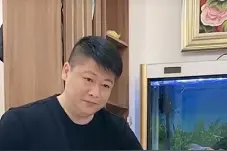 乡村爱情谢永强近况曝光，获娇妻跪地帮洗脚，他满脸忐忑十分紧张图片