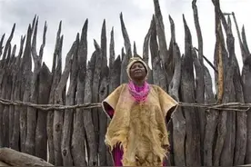她是非洲最“有钱”的女酋长，拥有58个村庄，部落里男人都是她的图片