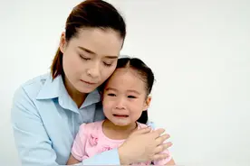 父母的过度溺爱，犹如“慢性毒药”，终将会使孩子的人生失控图片