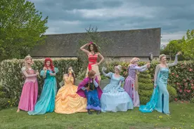 现实版灰姑娘！英国女孩cosplay迪士尼公主惟妙惟肖图片