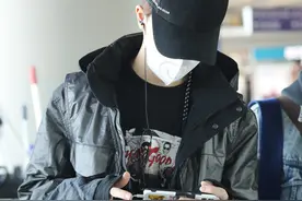 朱正廷现身机场不见正脸，全程低头玩手机变“网瘾少年”图片